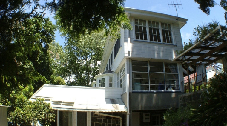 Renovated Omana Lodge by Constable Hurst Architects architecture, building, cottage, estate, facade, home, house, property, real estate, residential area, roof, tree, window, black