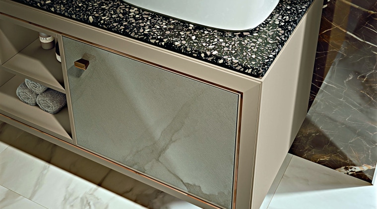 The suspended vanity unit with double sink features 