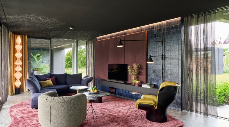 A continuous material language and a black ceiling 