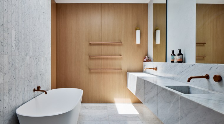 The combination of marble,  veneer and curves brings 