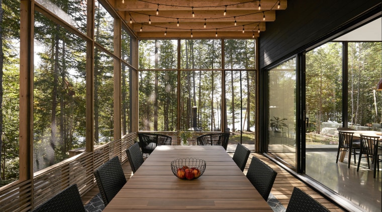 Wood elements in this indoor-outdoor dining space help 