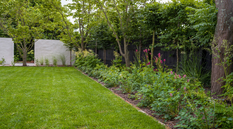 Lawn and abutting flower bed. - Jardín de 