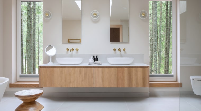 Placing the double basins between two full-height windows 