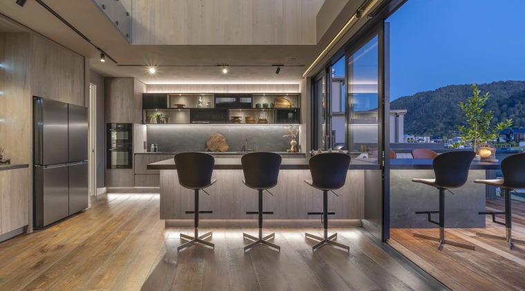 The linear island bench with seating visually continues 