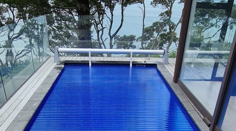 Rolleasy automatic pool cover – blue tint. 