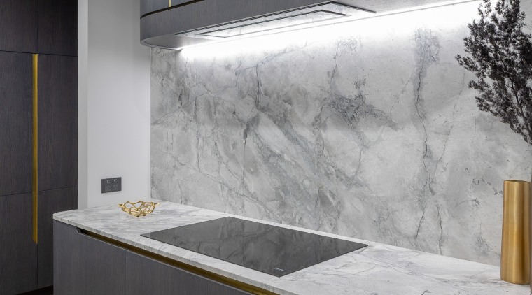 The built-in rangehood with granite countertop and splashback 