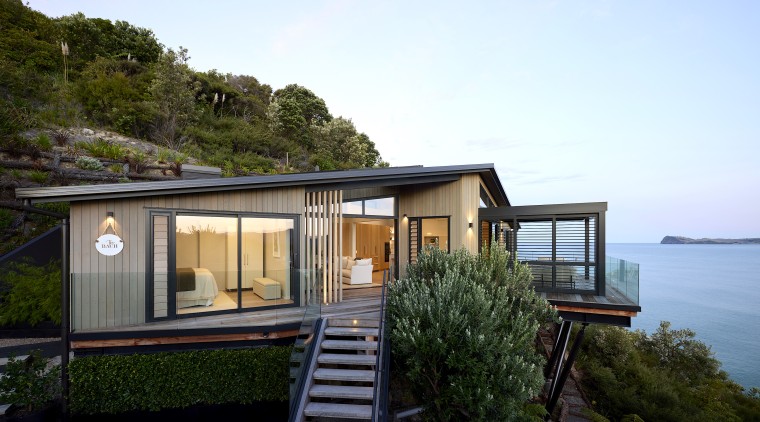 The holiday home embraces its dramatic cliffside site 