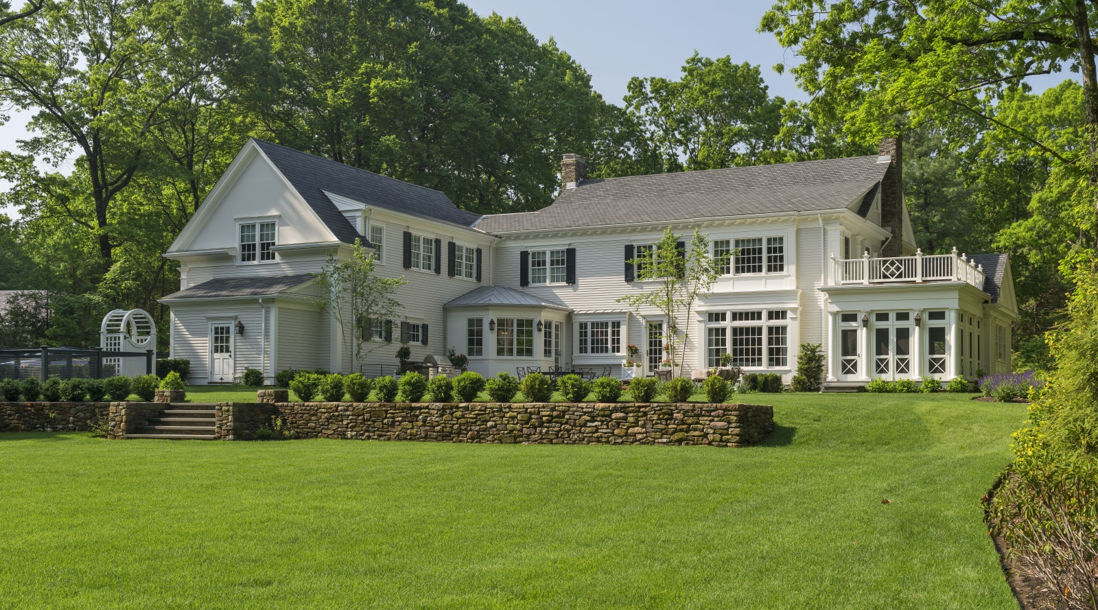 new-england-colonial-house-with-fieldstone-siding-trends