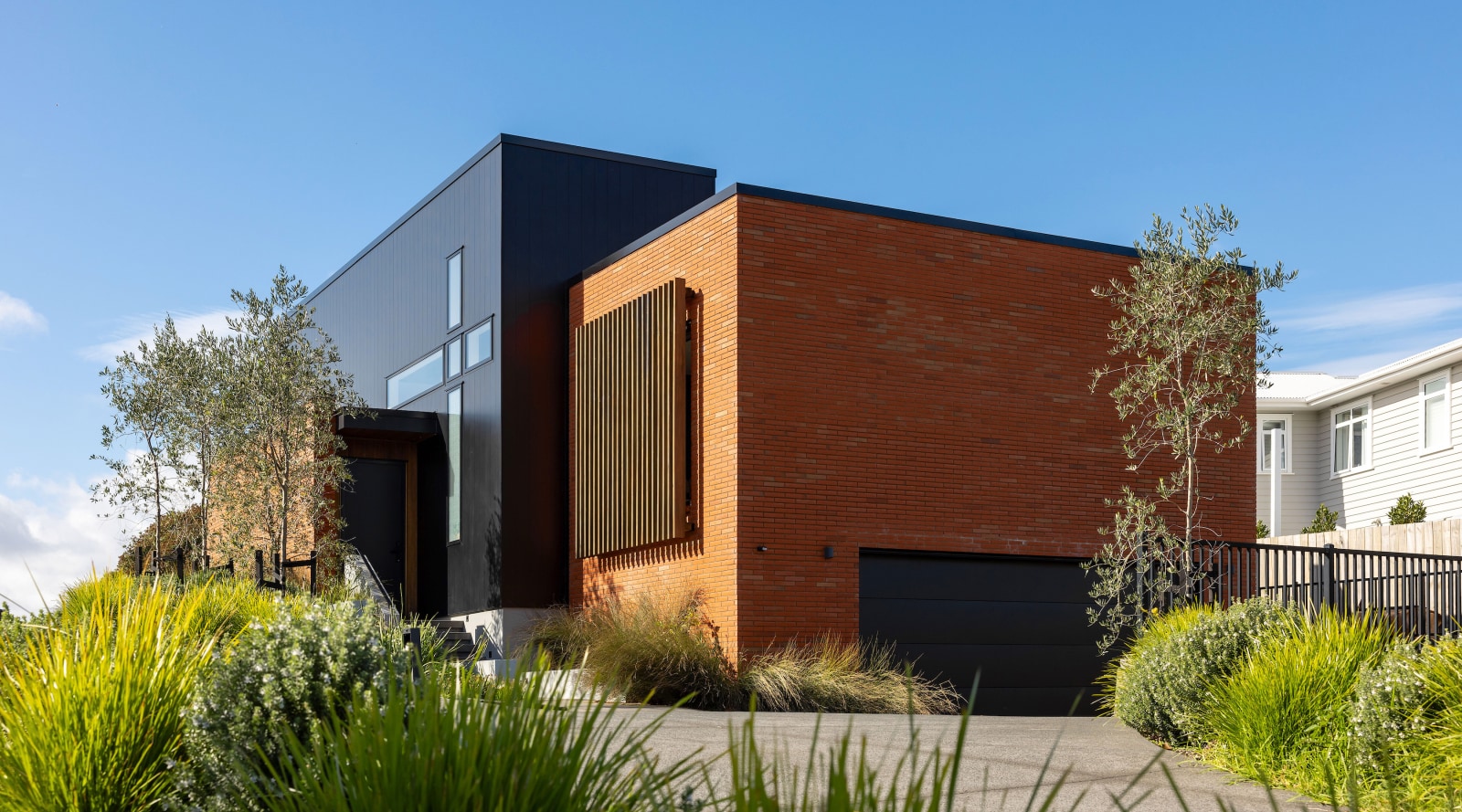Split-Level Courtyard House with Ocean Views | Trends
