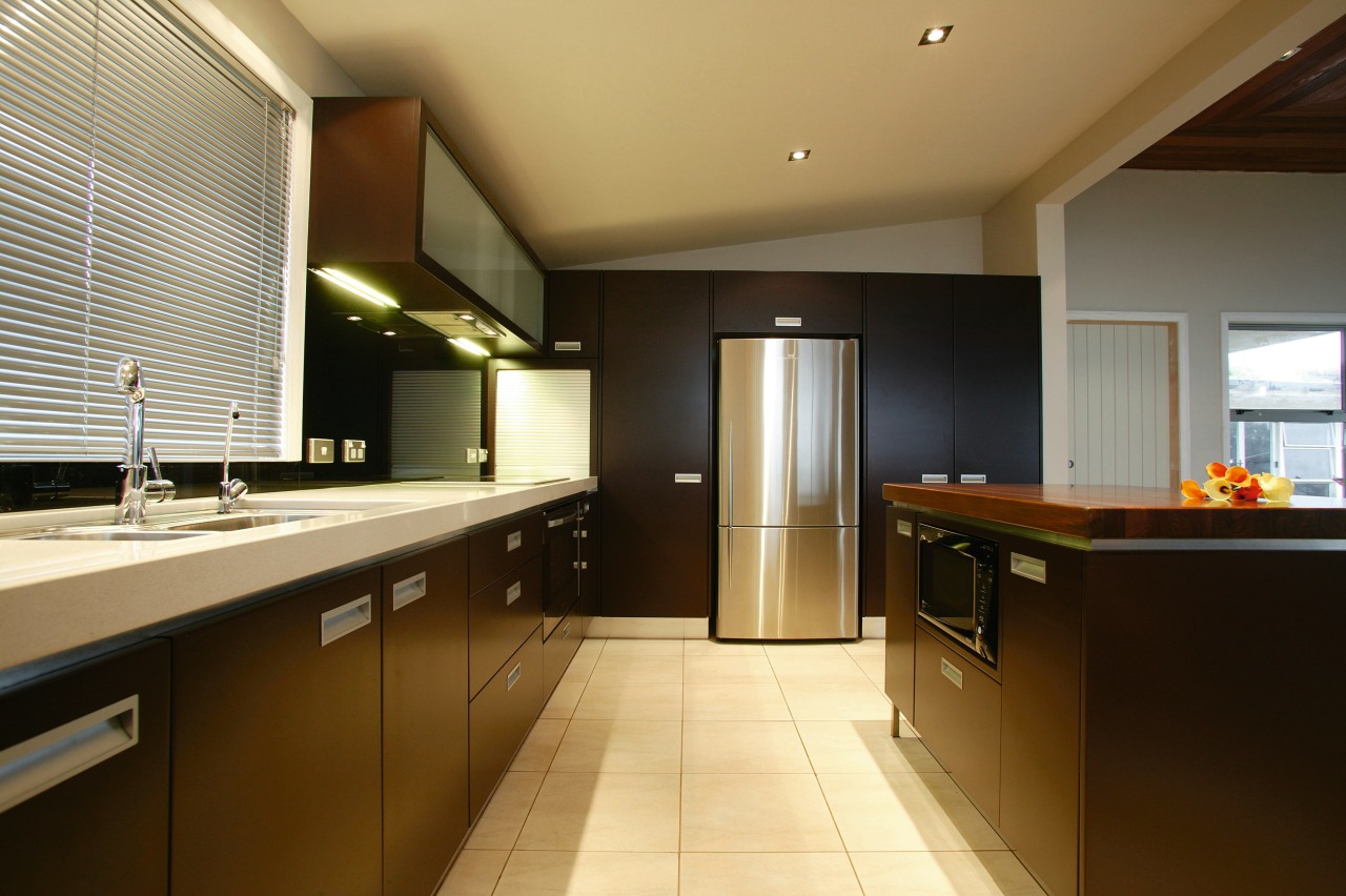 Kitchen with dark brown cabinetry and light coloured cabinetry, countertop, cuisine classique, interior design, kitchen, real estate, room, brown