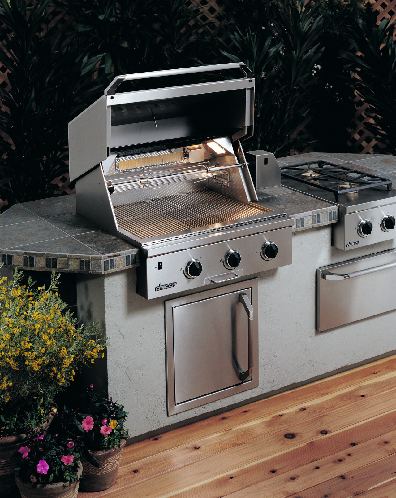 Close up view of a large stainless steel barbecue, barbecue grill, gas stove, home appliance, kitchen appliance, kitchen stove, major appliance, outdoor grill, outdoor grill rack & topper, black, gray