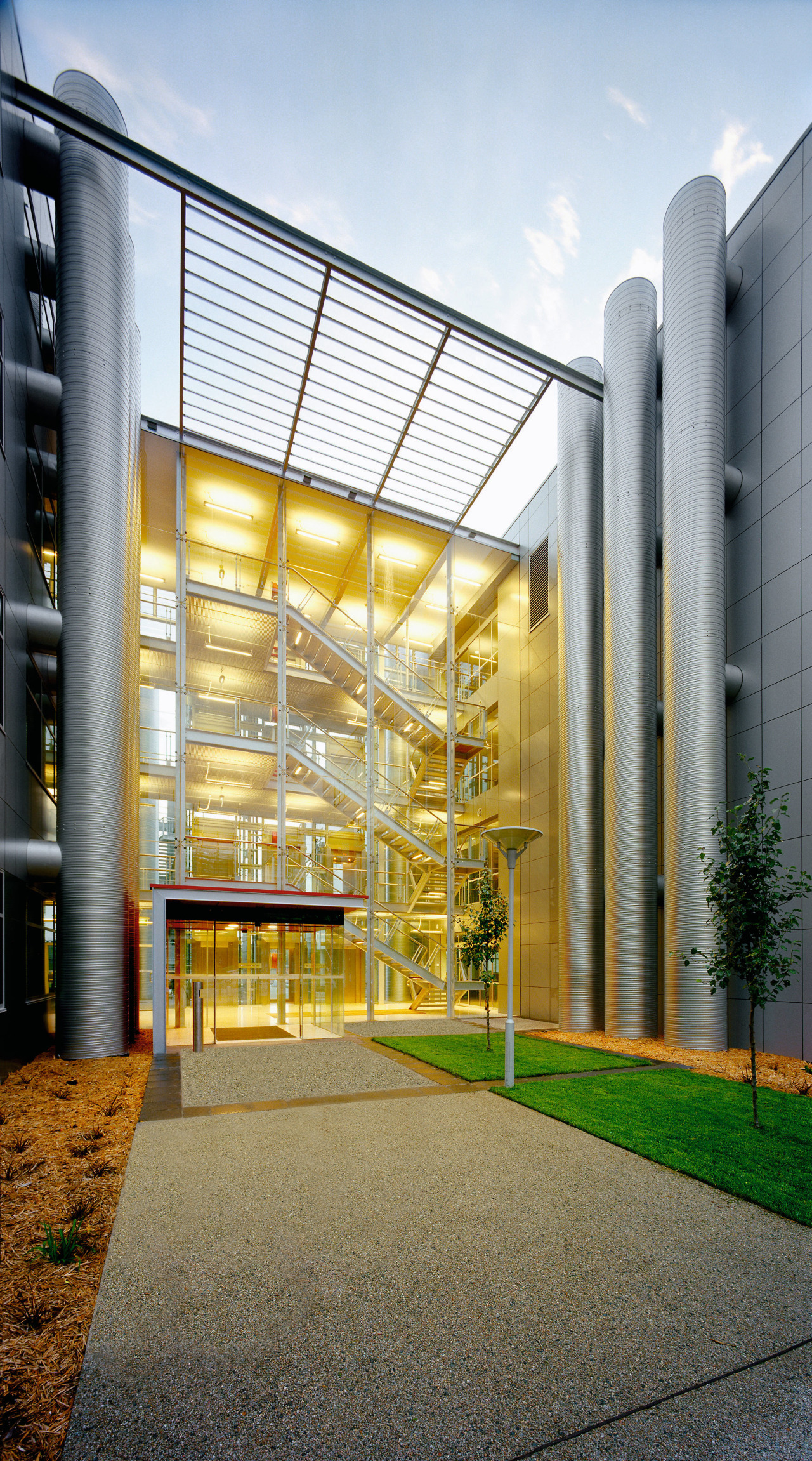 view of he entry to the buiking and architecture, building, commercial building, condominium, corporate headquarters, daylighting, facade, mixed use, real estate, white