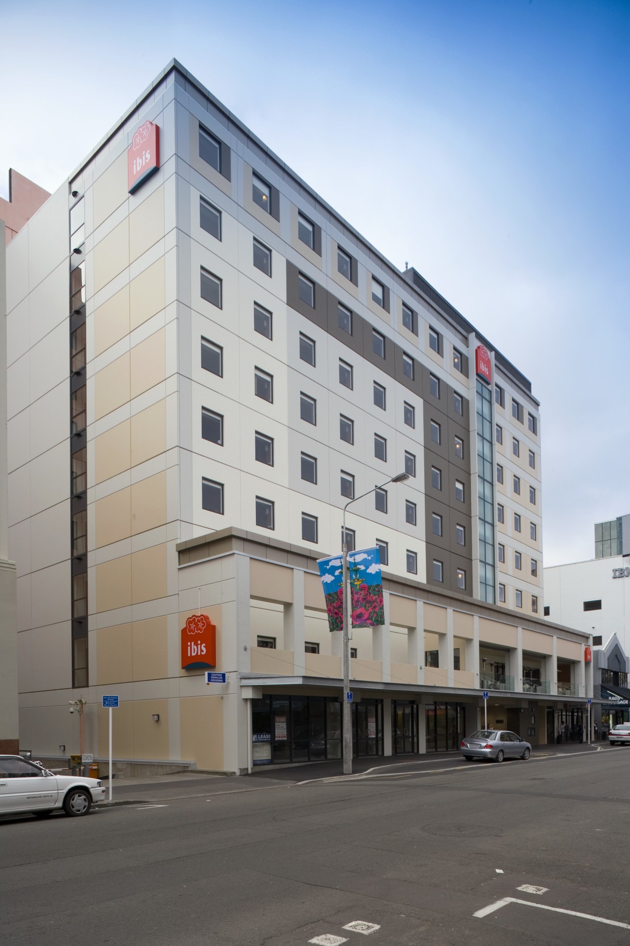 The contemporary upmarket fit-out reflects the stringent quality apartment, architecture, building, city, commercial building, condominium, corporate headquarters, daytime, downtown, facade, headquarters, hotel, metropolis, metropolitan area, mixed use, neighbourhood, residential area, sky, tower block, urban area, gray