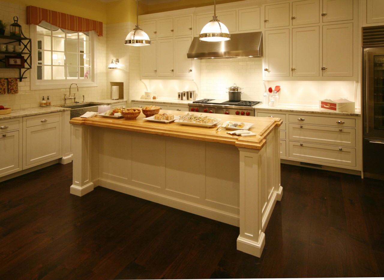 View of the white kitchen, cabintery with matte cabinetry, countertop, cuisine classique, floor, flooring, hardwood, kitchen, room, wood, wood flooring, brown