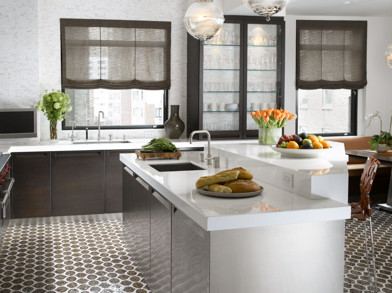 The white crystallized glass countertop was chosen for countertop, cuisine classique, interior design, kitchen, table, white, gray