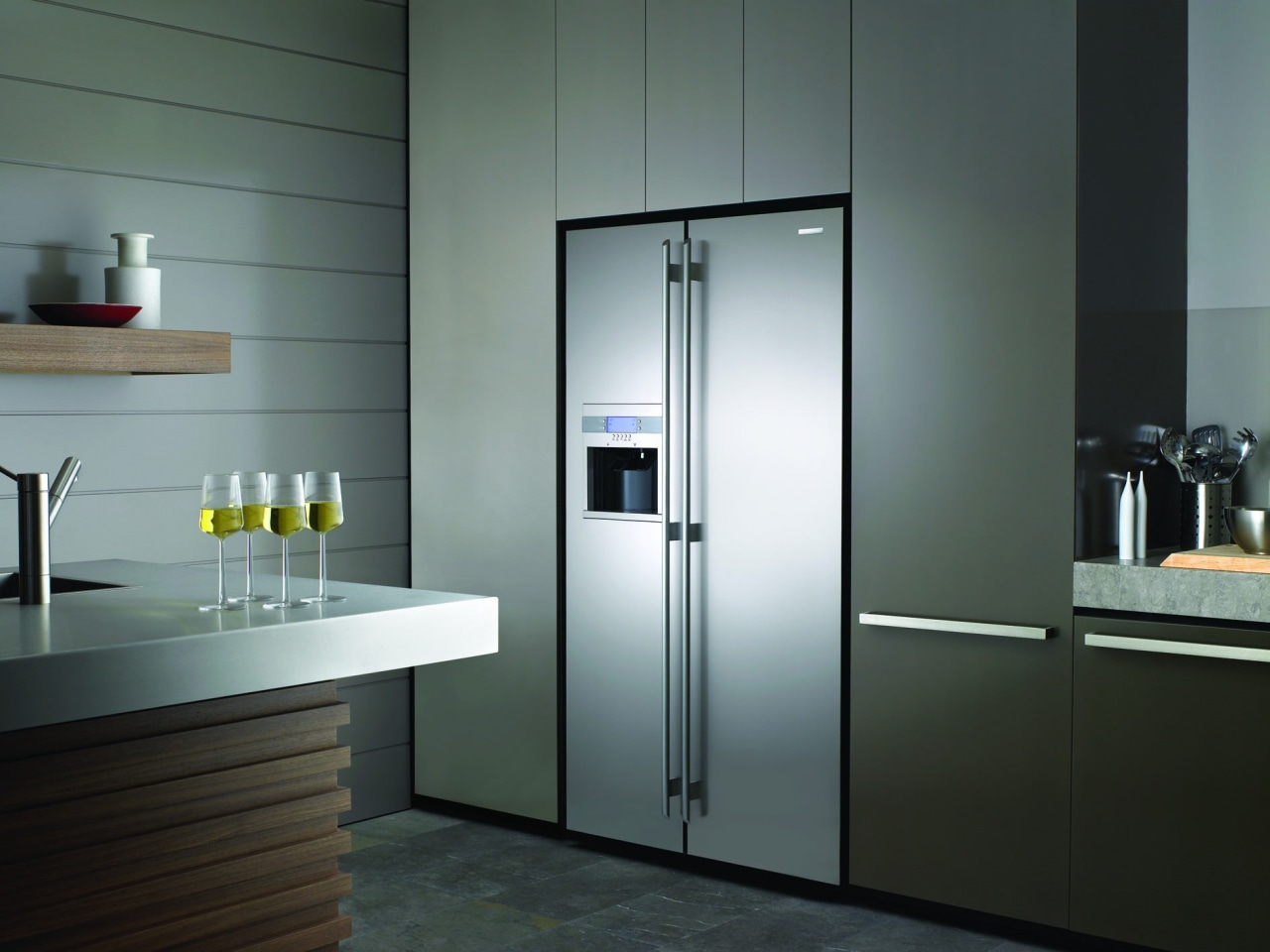 двухдверный холодильник в интерьере современной кухни