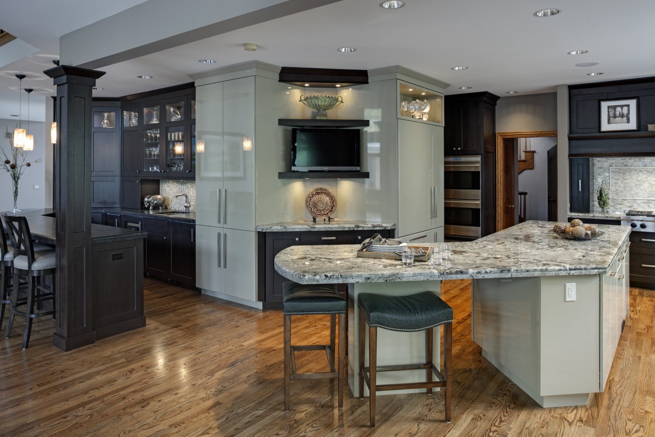 Old oak kitchen. Island with seating for 5. cabinetry, countertop, cuisine classique, floor, flooring, hardwood, interior design, kitchen, room, wood flooring, gray