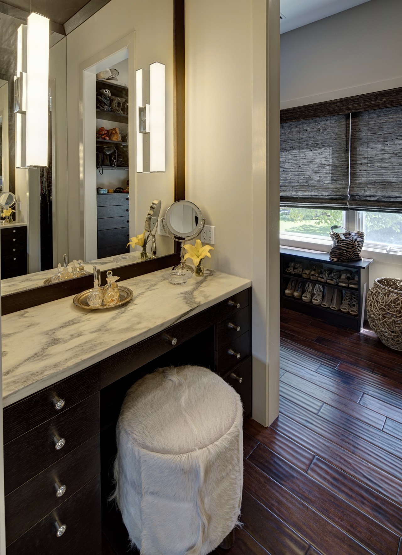 A makeup vanity at the entry to the countertop, floor, flooring, interior design, kitchen, room, black, gray