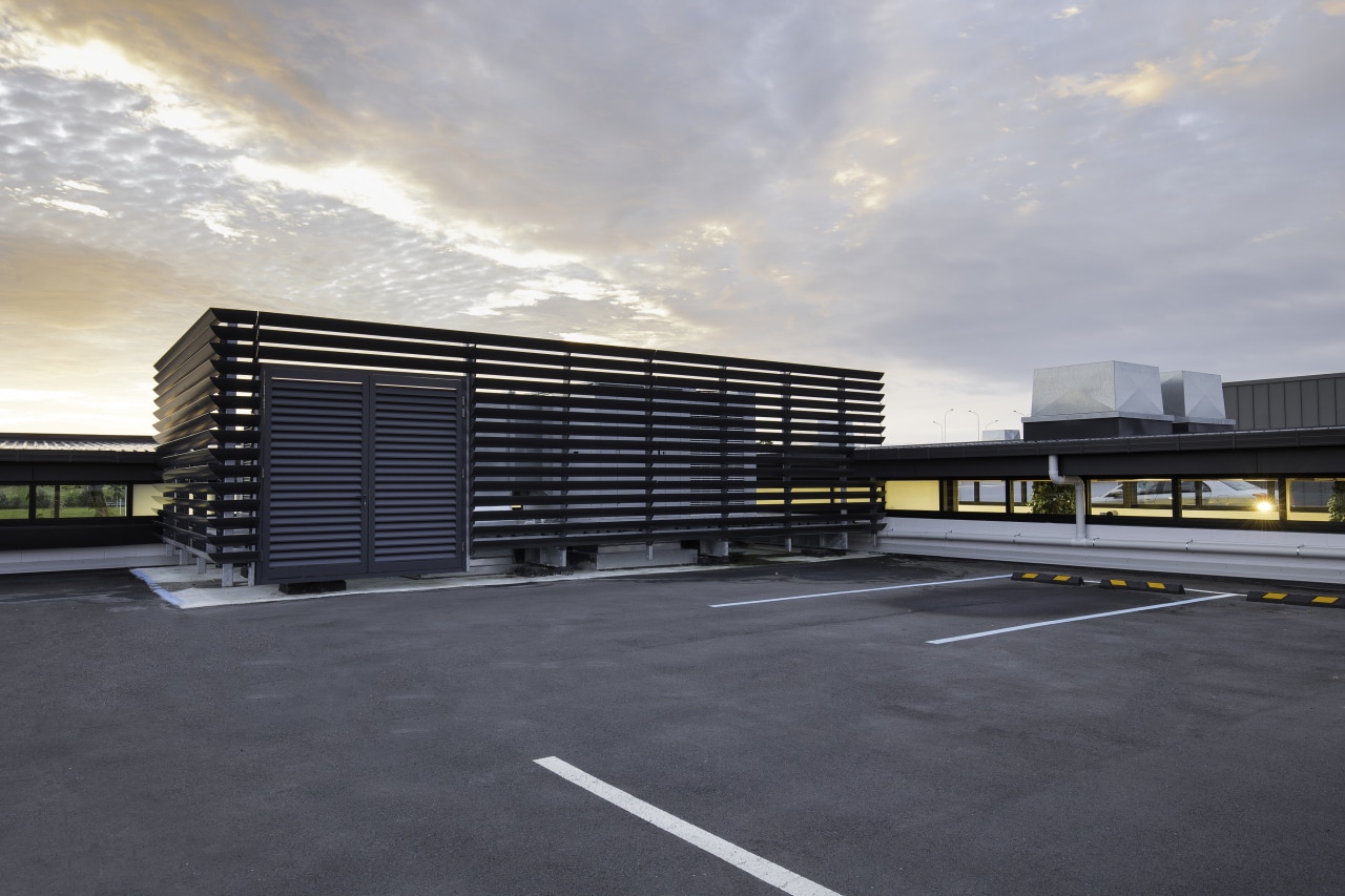 Plant-screening louvres at NorthWest Shopping Centre contribute to architecture, asphalt, building, commercial building, corporate headquarters, facade, headquarters, line, parking, parking lot, sky, gray