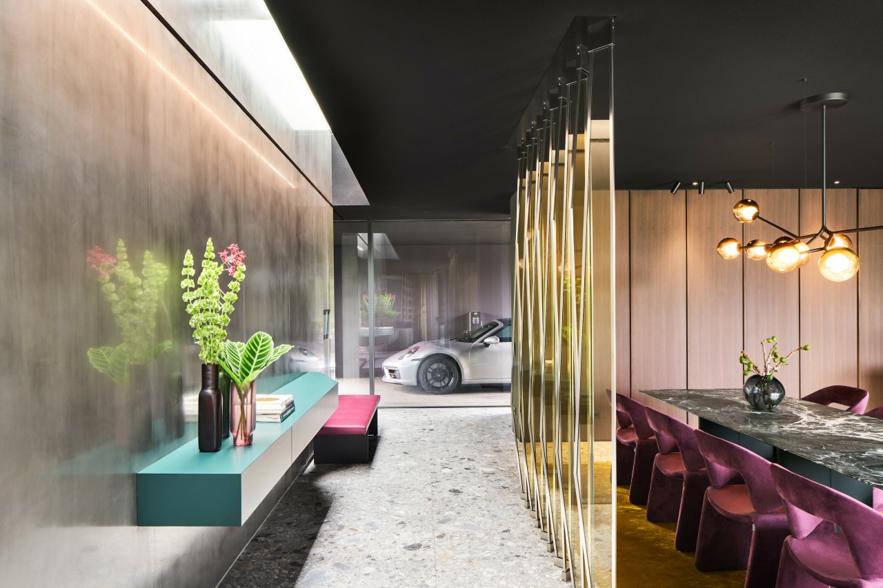 An open-plan layout unites the home’s various zones 