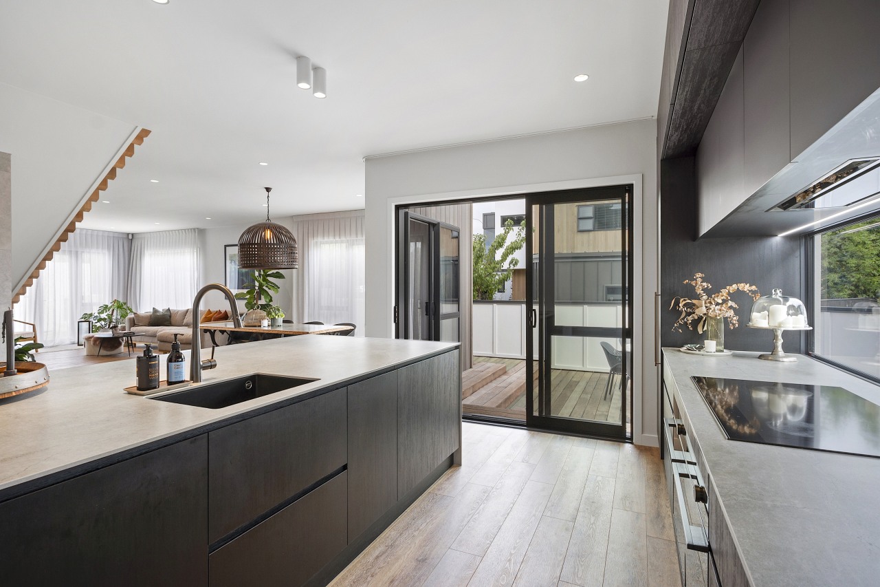 An induction hob and integrated ducting keep the 