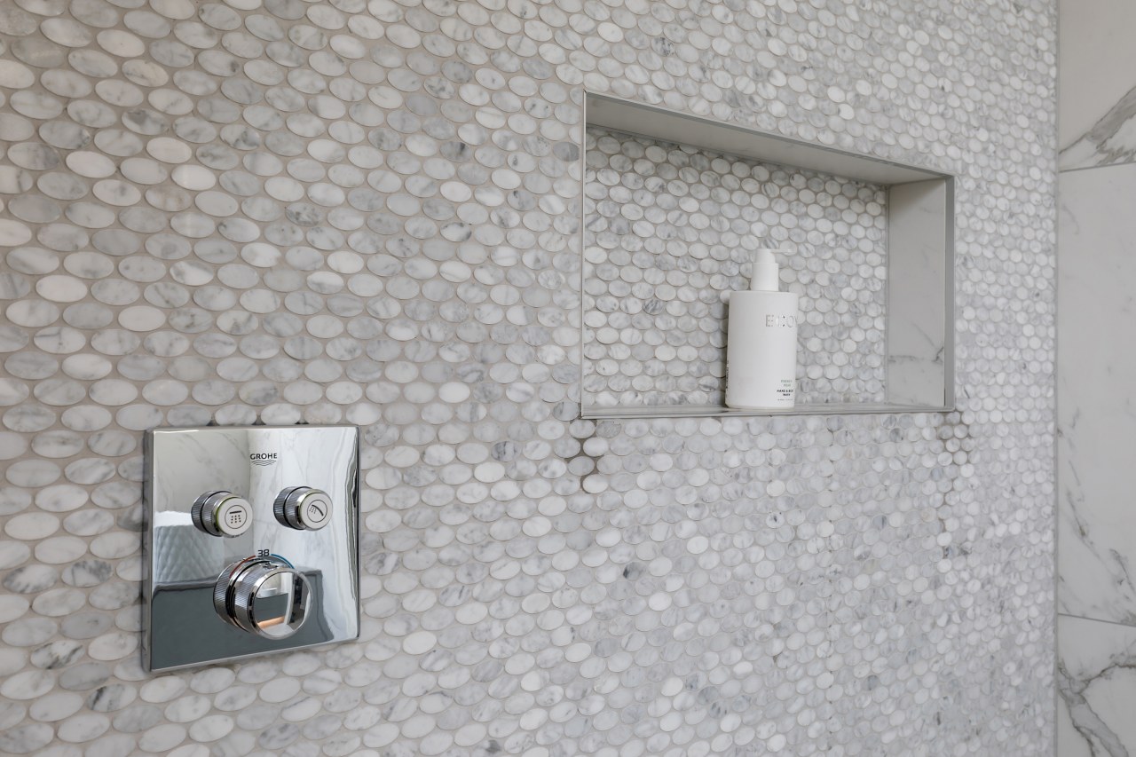 For this luxurious master ensuite, wide tiled niche 