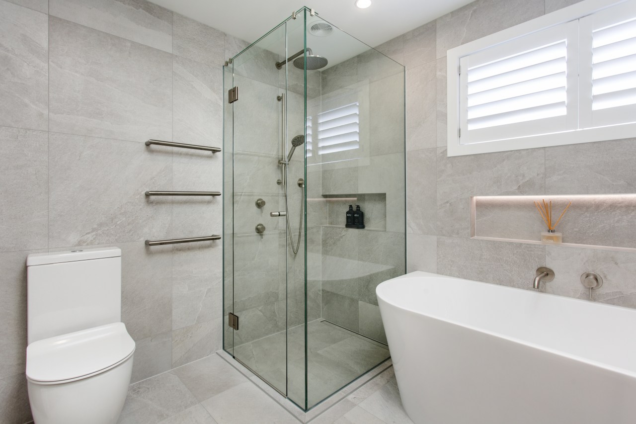 The advantage of a see-through glass shower stall 