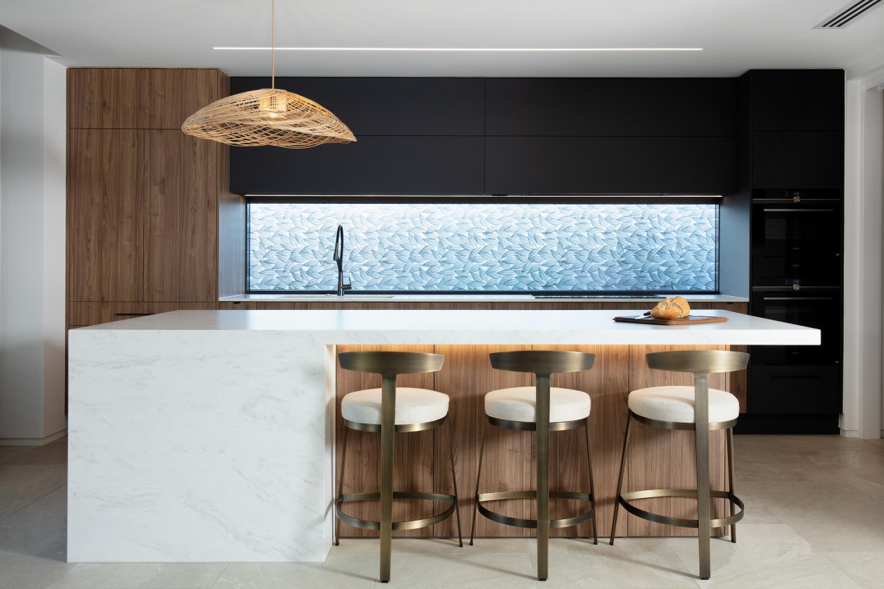 The uncluttered kitchen with feature splashback. 