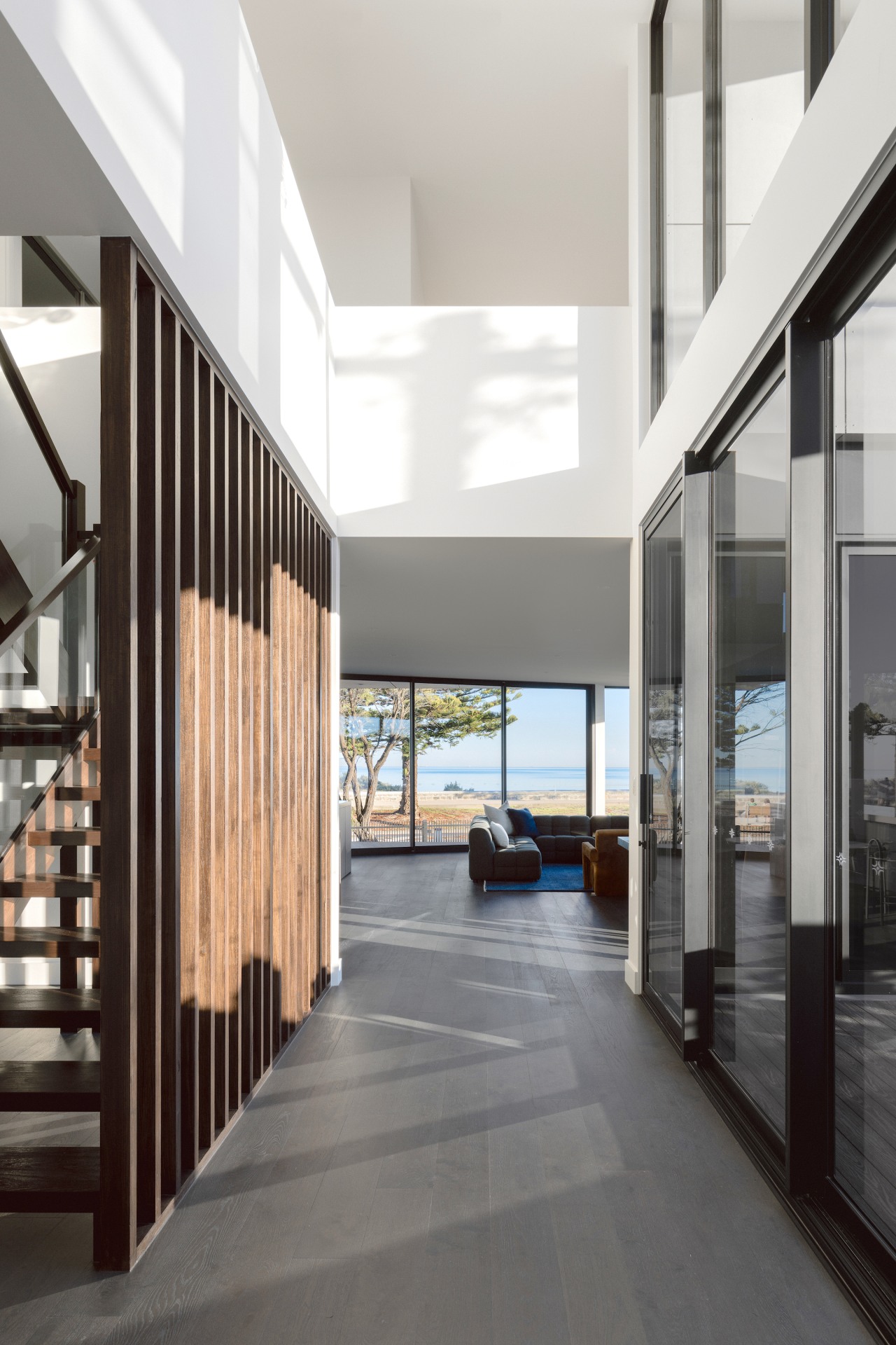 Central double-height void. - Rounded perspective - 