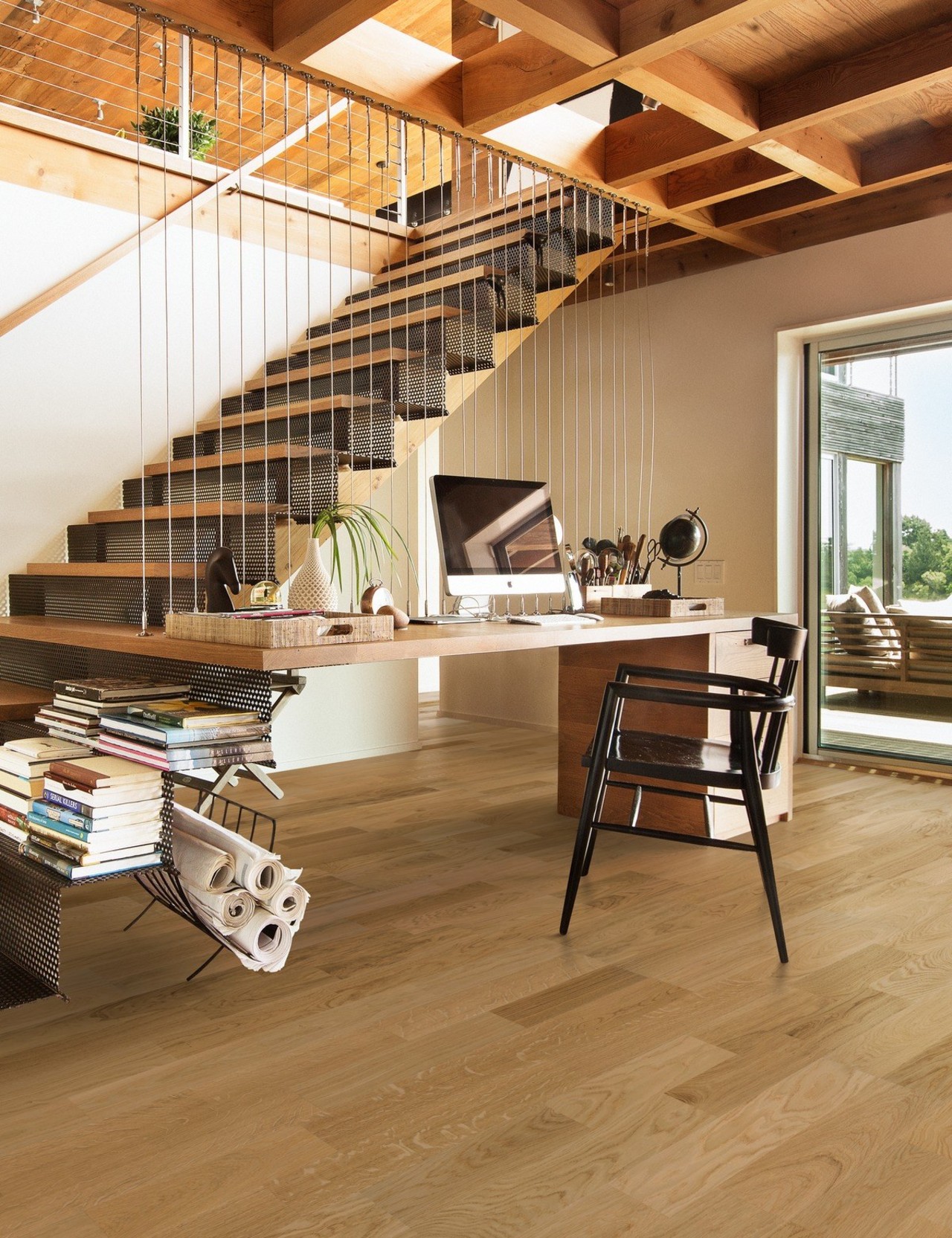 This 2-strip oak floor has a distinct colour 