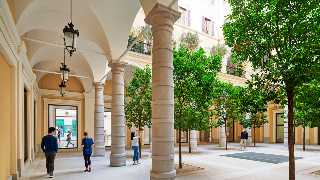 The popular historic Palazzo Marignoli – Apple's new 