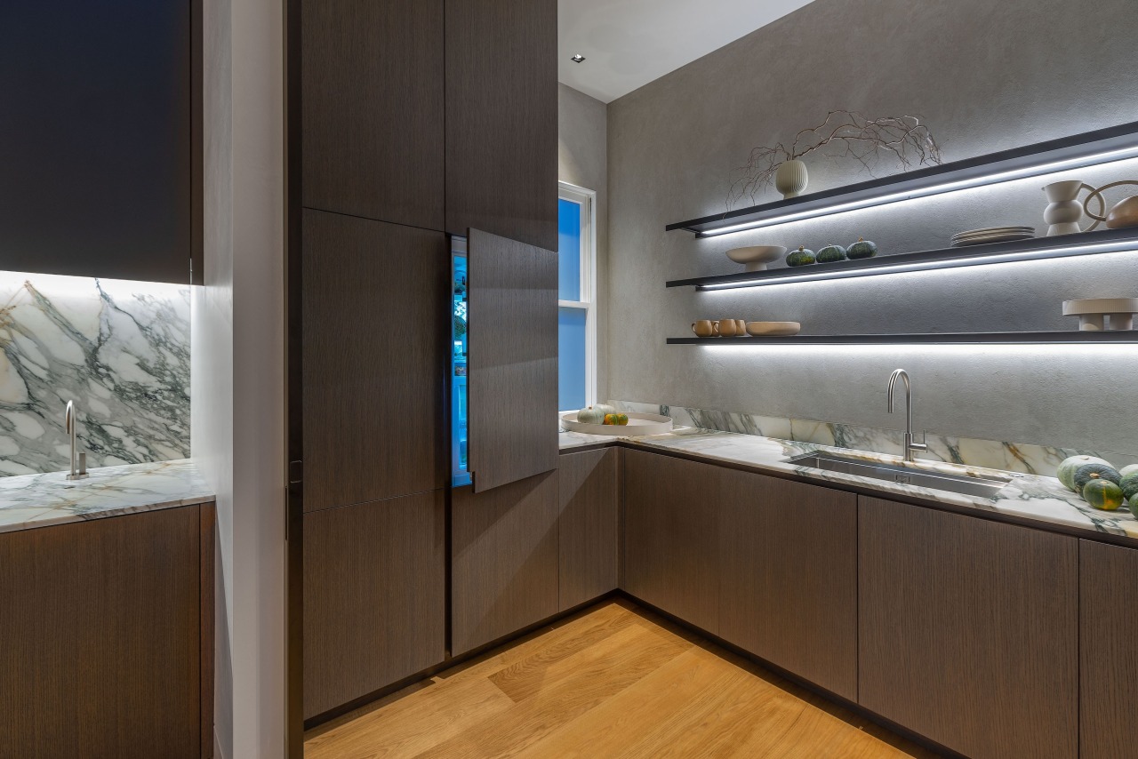 Refrigeration is integrated in the sleek scullery. 