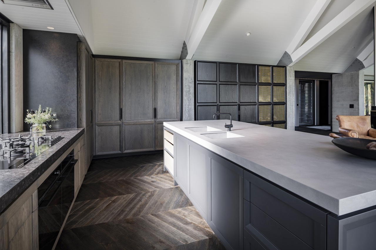 The large central island provides a wash and 