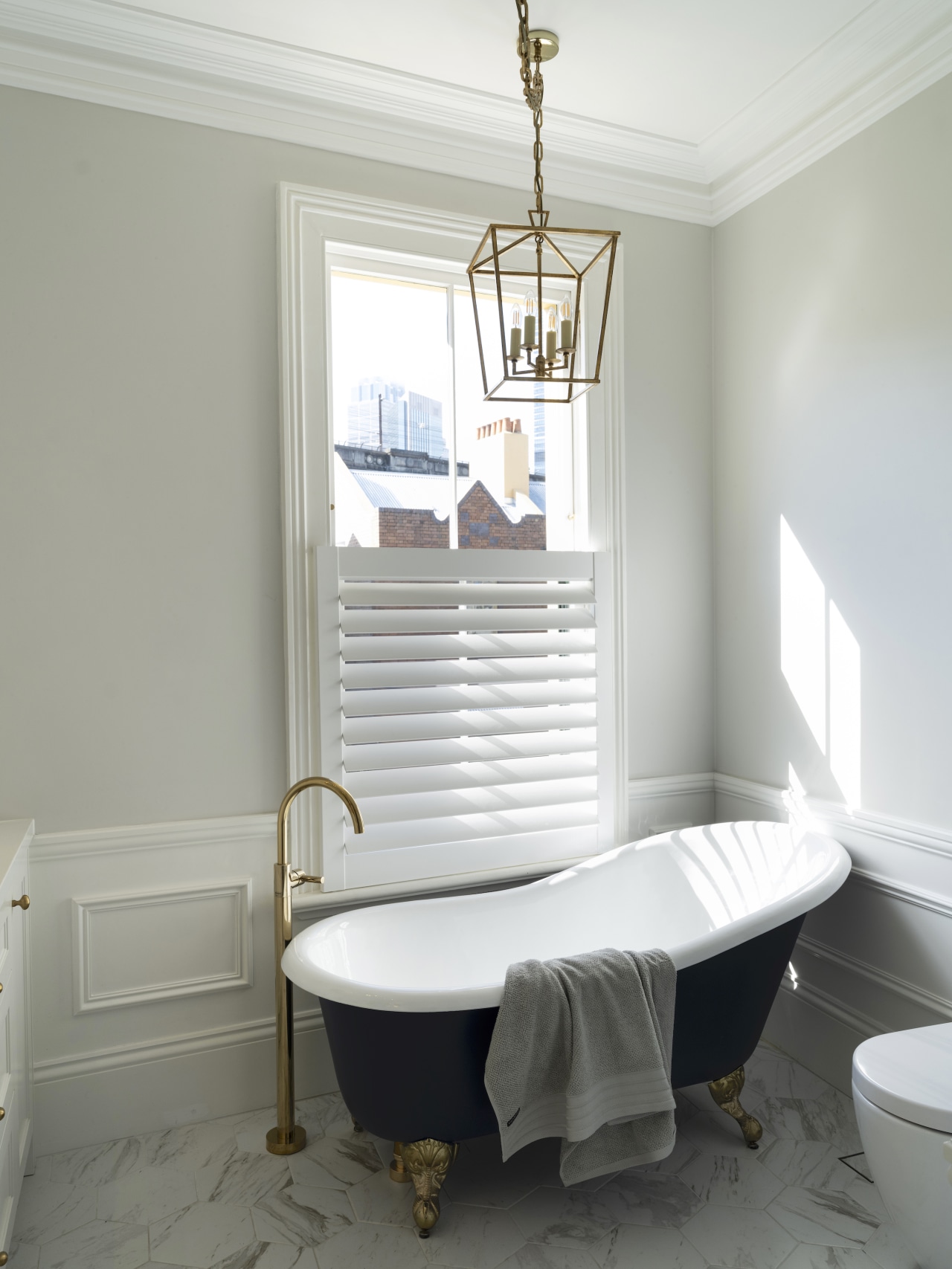 In a nutshell – the clawfoot bathtub sits 