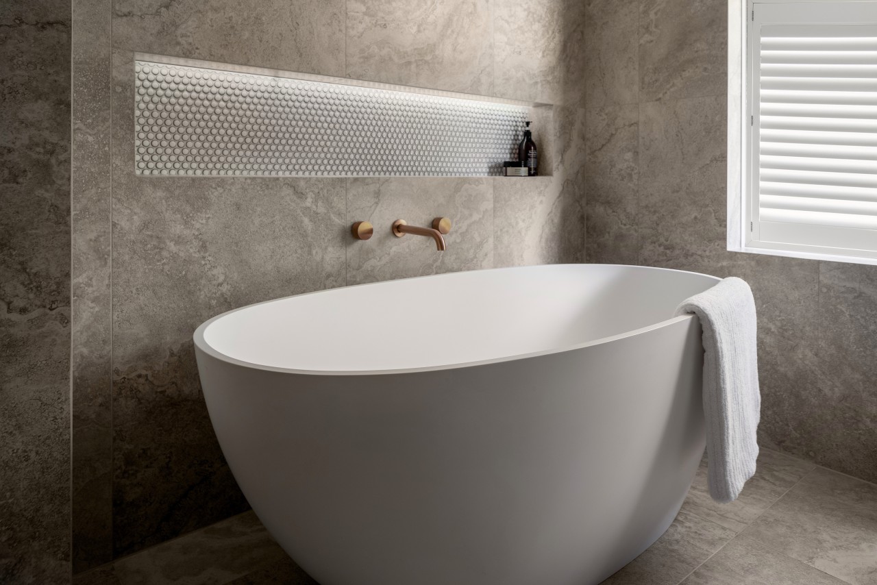 The sculptural freestanding tub. - Warm tones and 