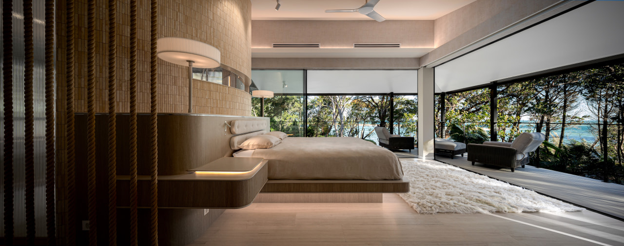 Stretching into nature – the august master bedroom. 