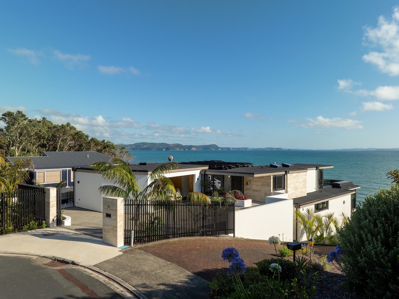 Street view of the coastal home. - Wings 