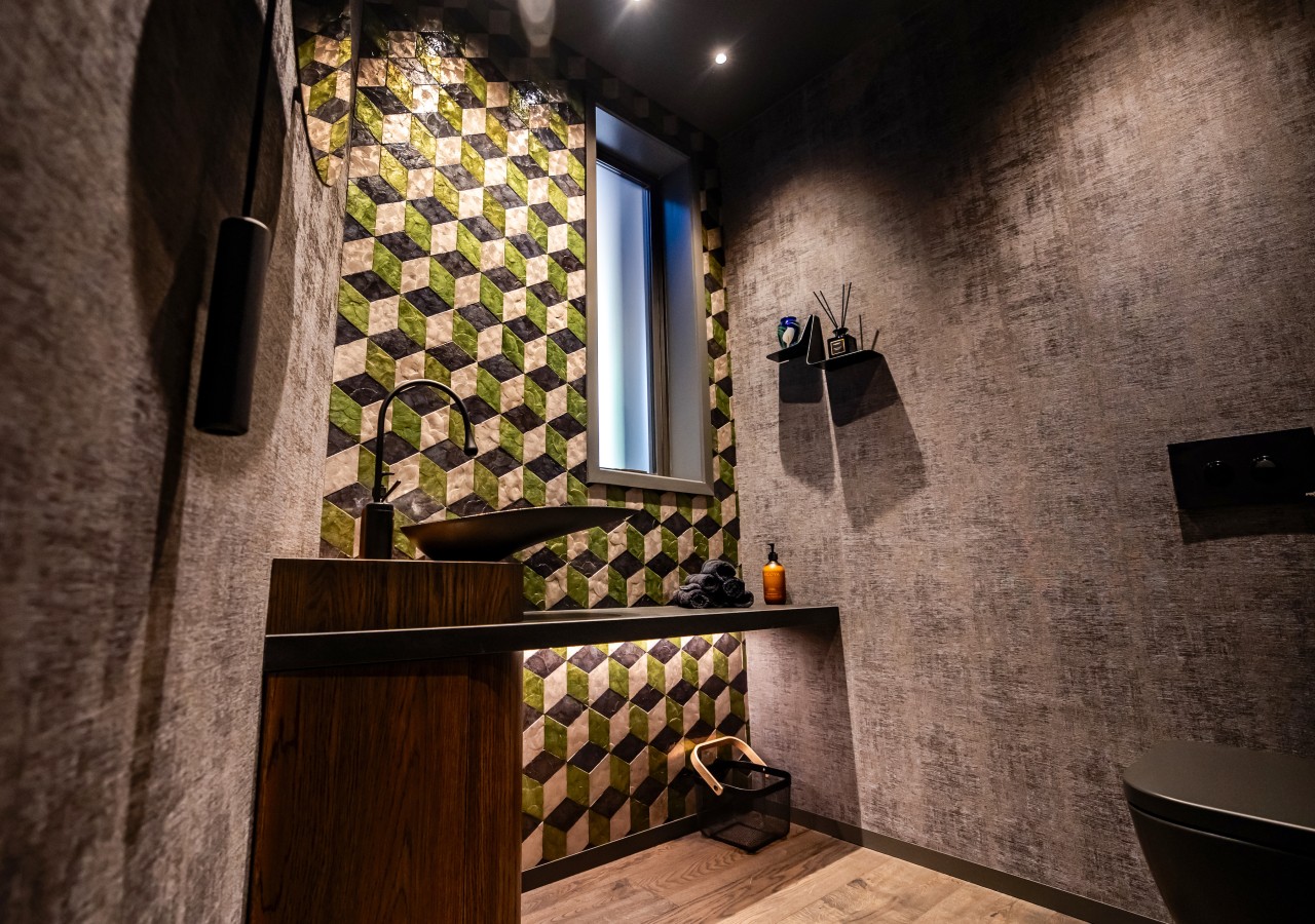 Powder room. - The river below - 