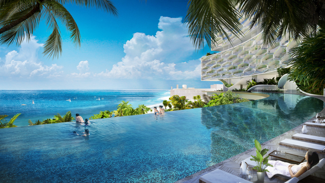 The Horizon Pool visually merges with the ocean 