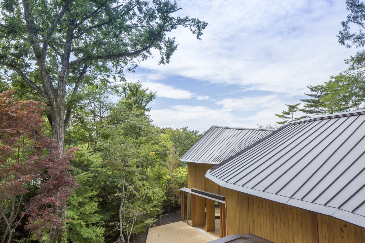 For Shishi-Iwa House, Japanese architect Shigeru Ban developed architecture, building, cottage, home, house, property, real estate, roof, room, siding, tree, white