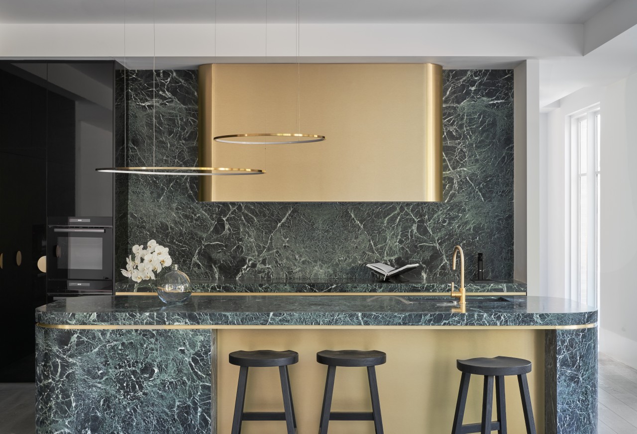 Brushed gold- and marble-look surfaces are always in 