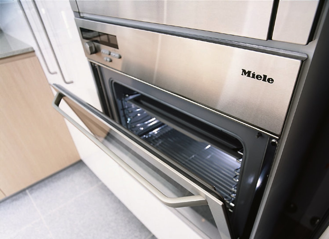 Close view of the Miele H387-1B KAT oven home appliance, kitchen appliance, major appliance, technology, white