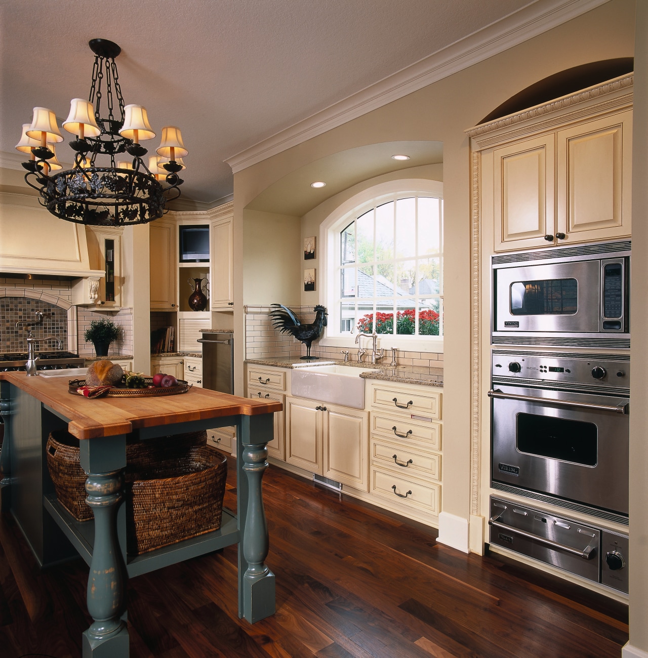 View of the kitchen, wooden flooring, cabinetry and cabinetry, countertop, cuisine classique, flooring, hardwood, home appliance, interior design, kitchen, room, black, brown