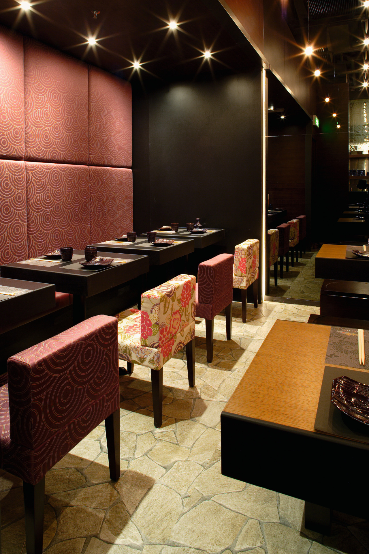 individual tables are provided in addition to bench flooring, interior design, restaurant, table, black