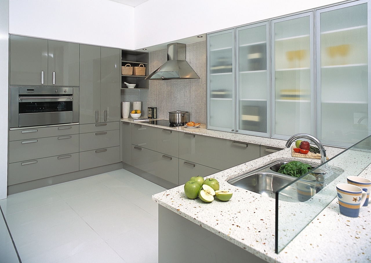 A view of an overall kitchen, white stone countertop, cuisine classique, interior design, kitchen, gray, white