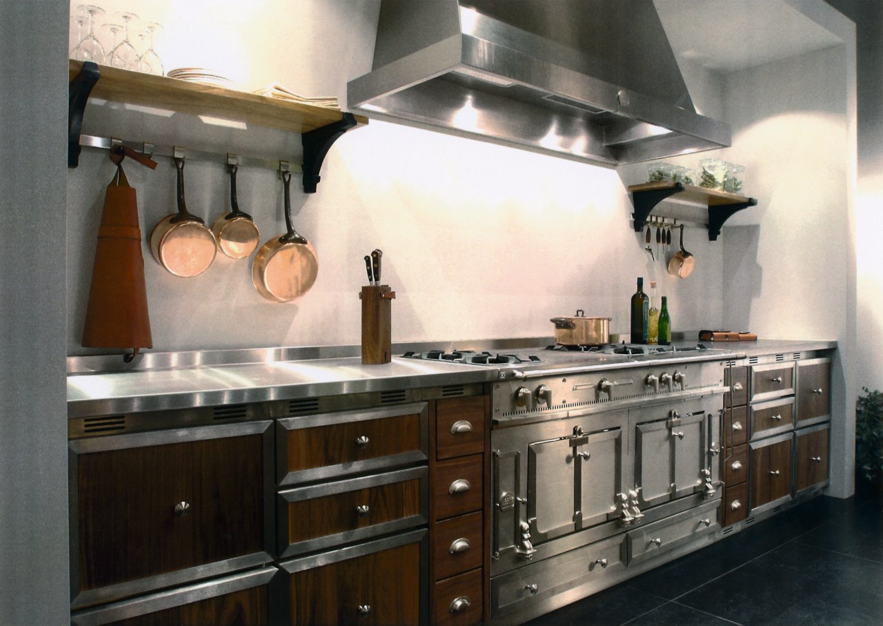 view of this kitchen showing the appearance of cabinetry, countertop, cuisine classique, home appliance, interior design, kitchen, kitchen appliance, kitchen stove, black, gray, white