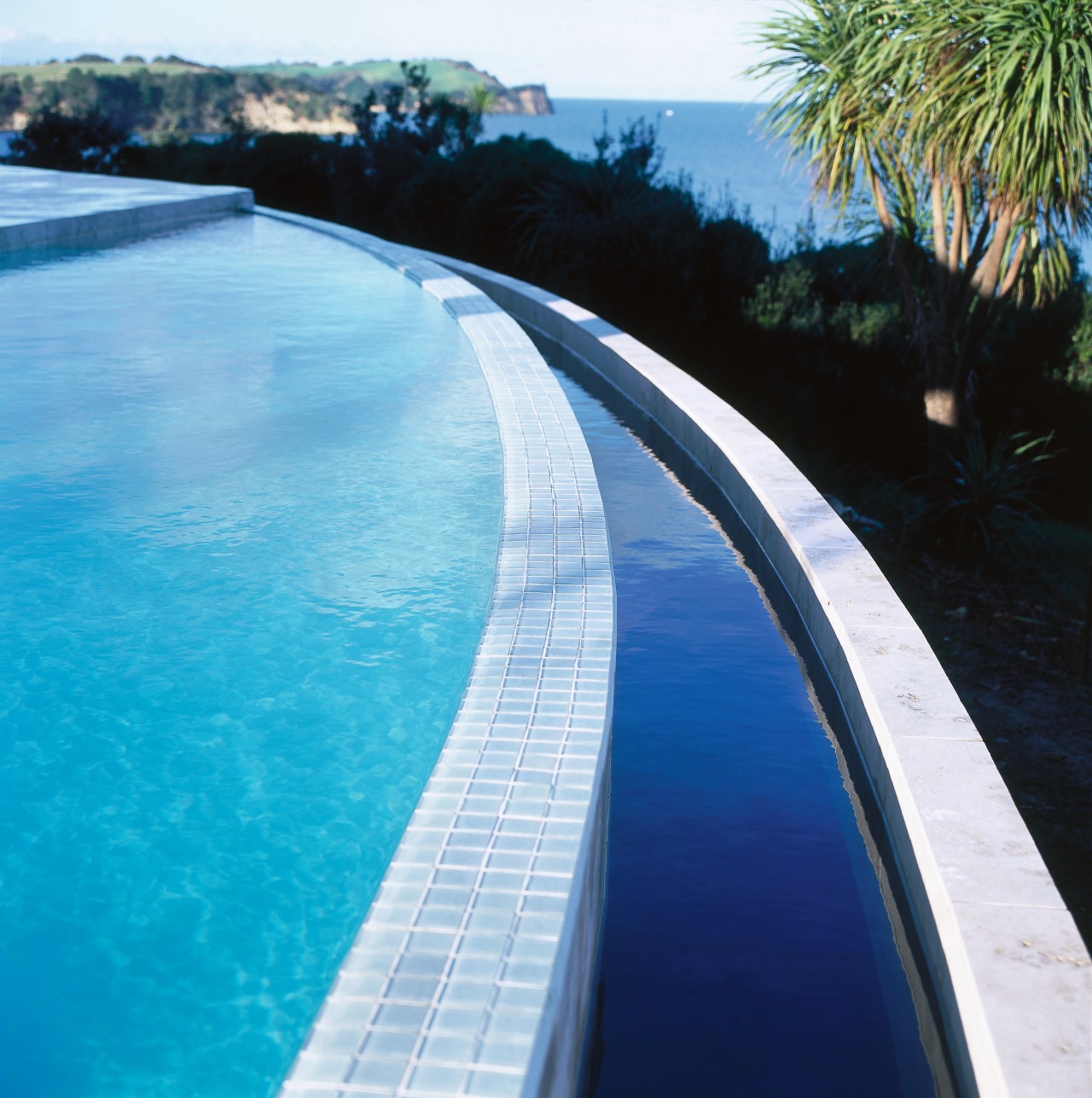 Closeup view of edge of pool with lower fixed link, swimming pool, water, water resources, waterway, teal