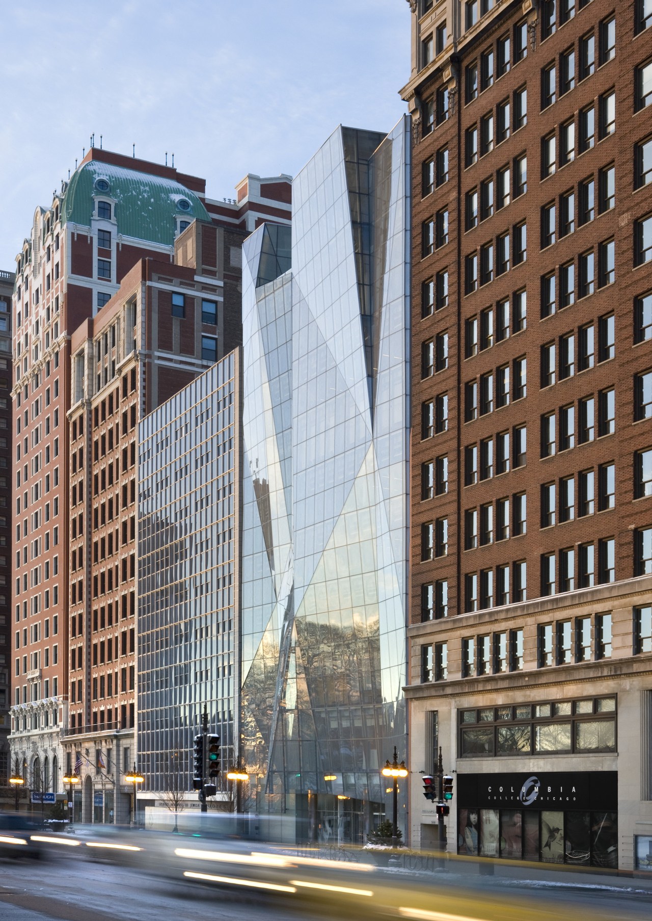 Folded white walls highlight the rear of the apartment, architecture, building, city, cityscape, commercial building, condominium, corporate headquarters, daytime, downtown, facade, headquarters, landmark, metropolis, metropolitan area, mixed use, neighbourhood, plaza, residential area, skyscraper, tower block, urban area, gray