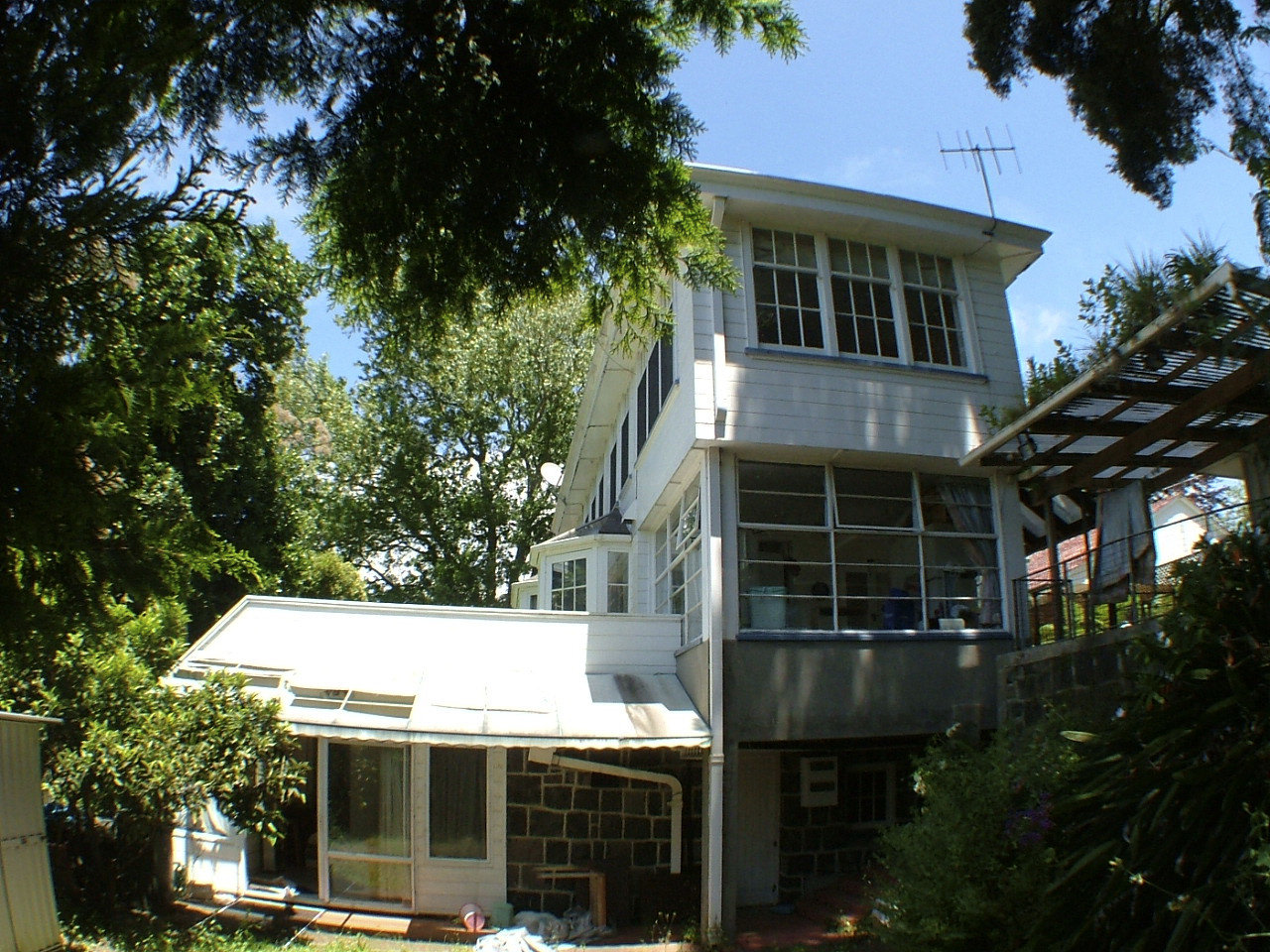 Renovated Omana Lodge by Constable Hurst Architects architecture, building, cottage, estate, facade, home, house, property, real estate, residential area, roof, tree, window, black