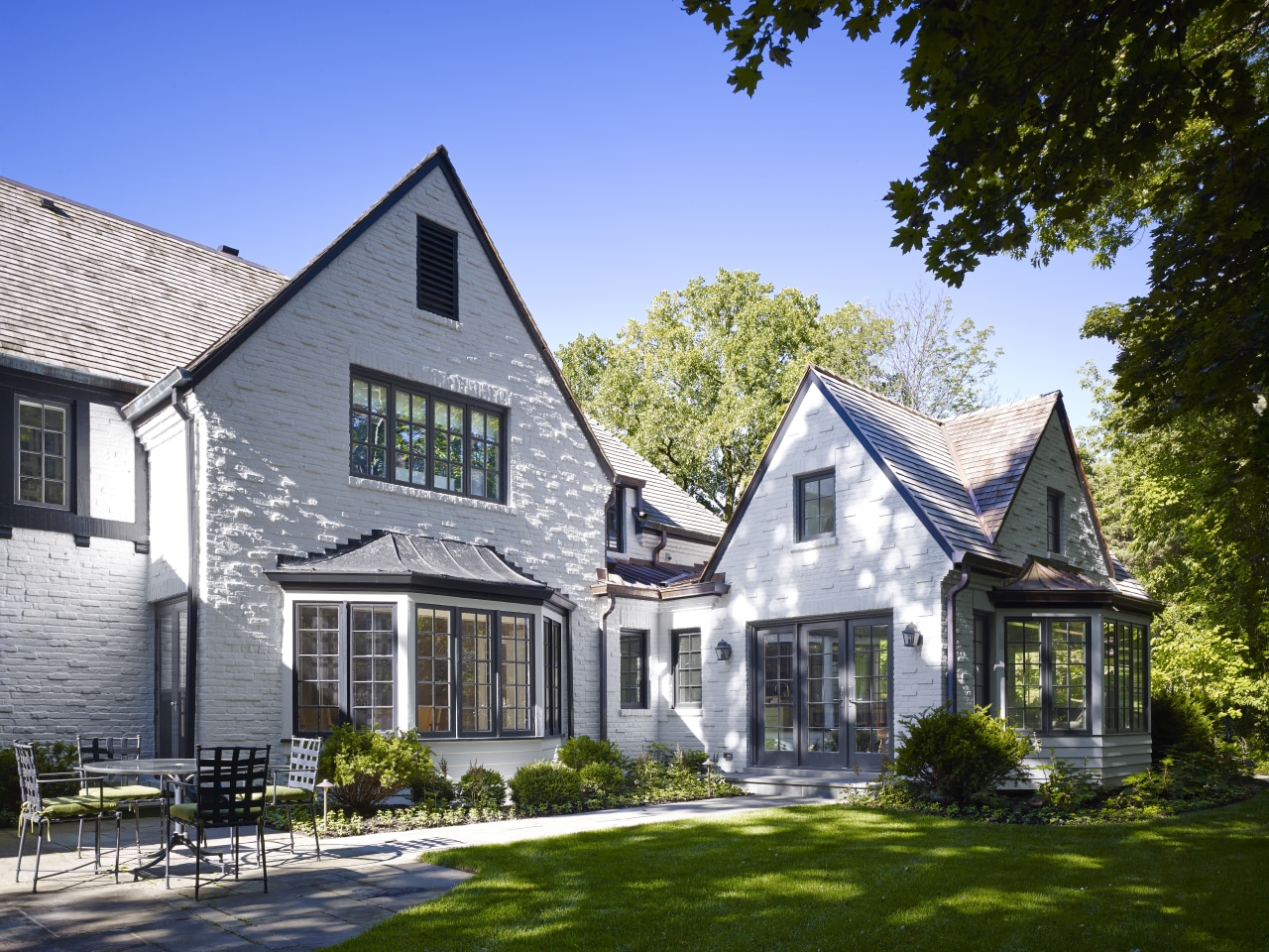 The kitchen and breakfast room extension at right building, cottage, elevation, estate, facade, farmhouse, historic house, home, house, manor house, mansion, neighbourhood, property, real estate, residential area, roof, siding, suburb, villa, window